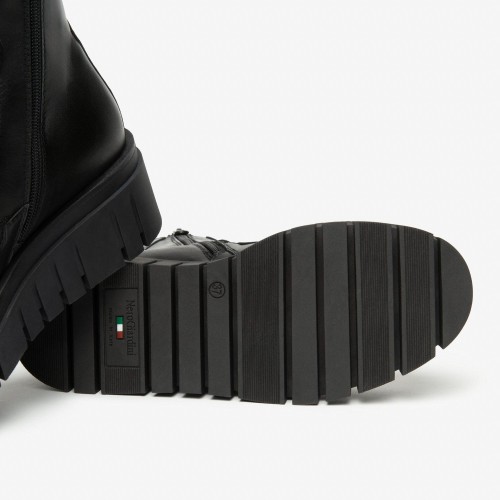 Botín de cordones negro