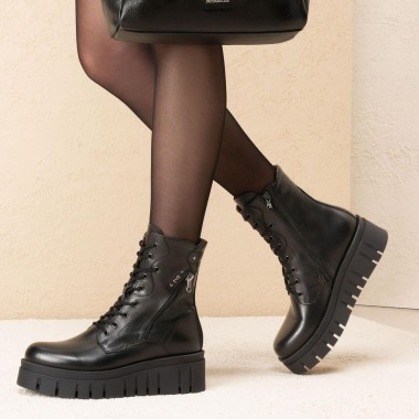 Botín de cordones negro