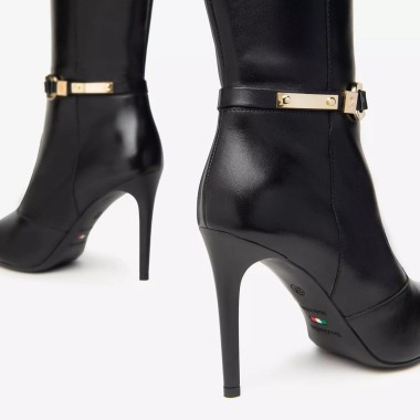 Bota tacón fino con hebilla