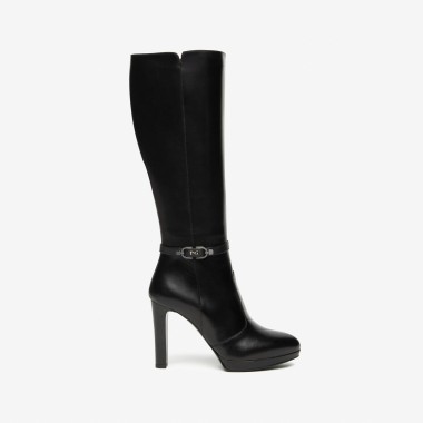 Bota de piel negra con hebilla