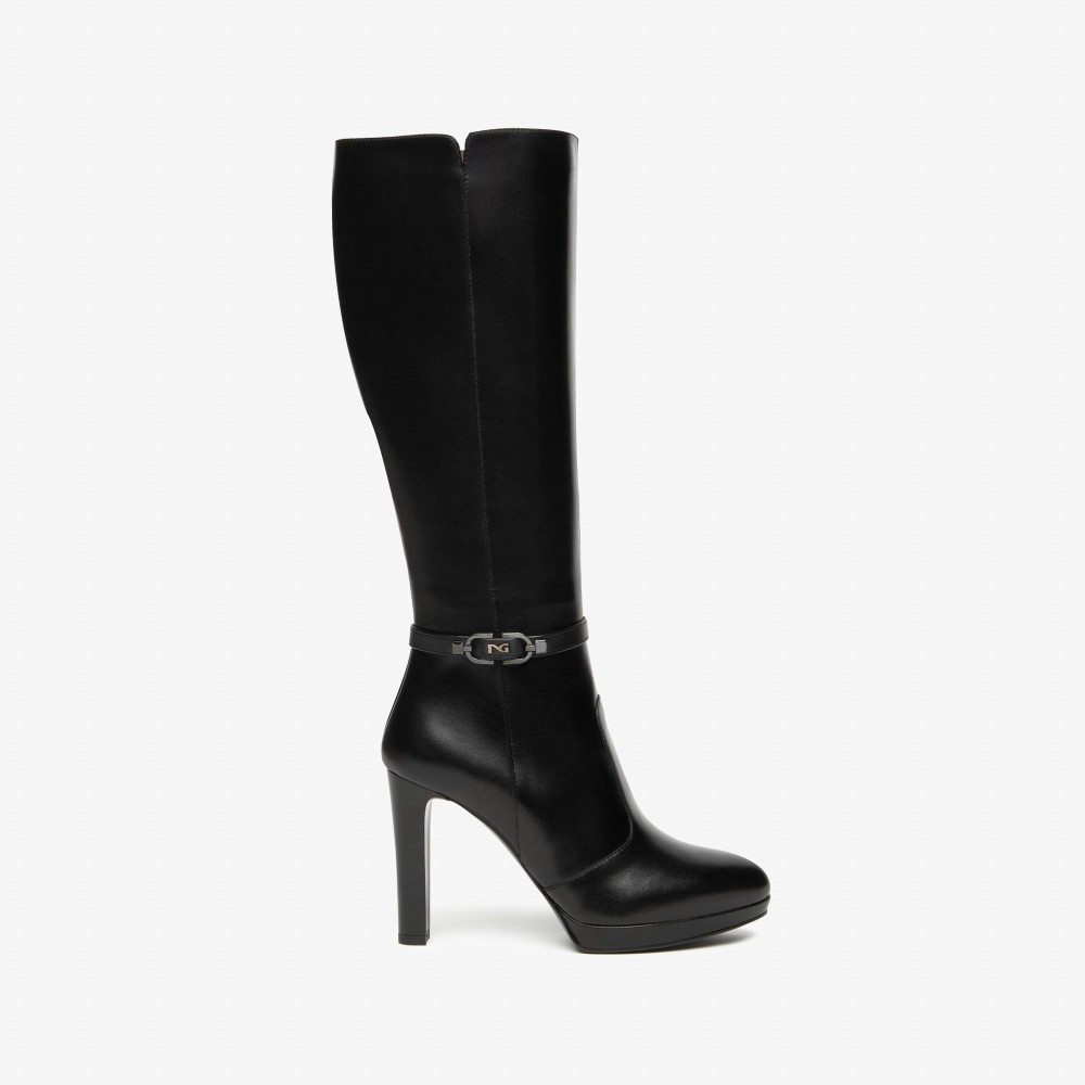 Bota de piel negra con hebilla