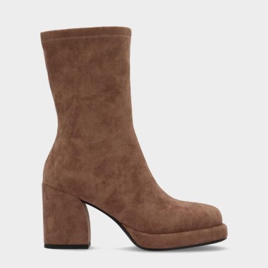 Lil Justina ante camel