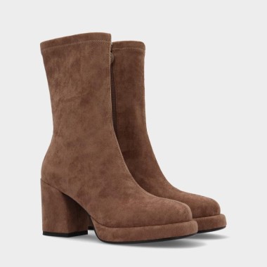 Lil Justina ante camel