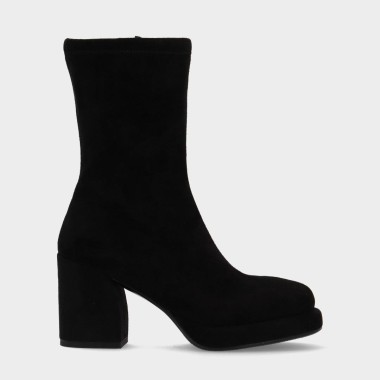 Lil Justina ante negro