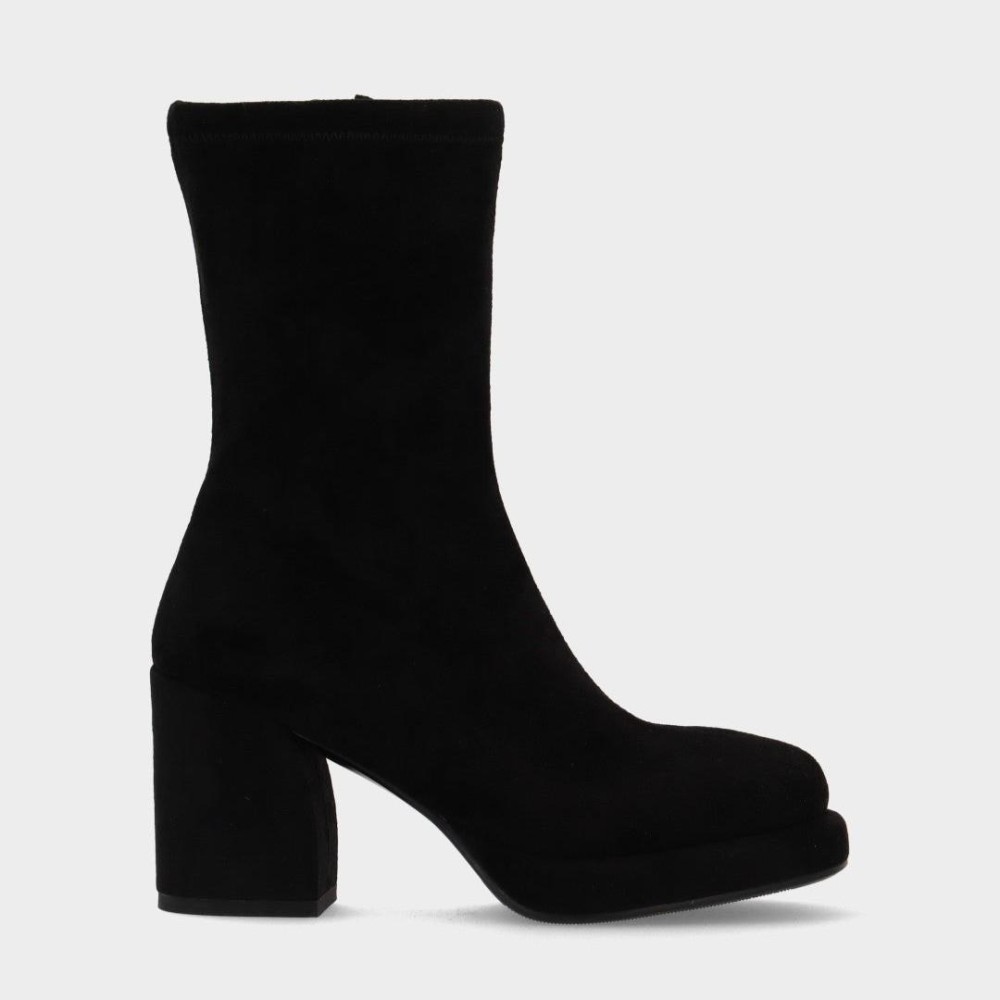 Lil Justina ante negro