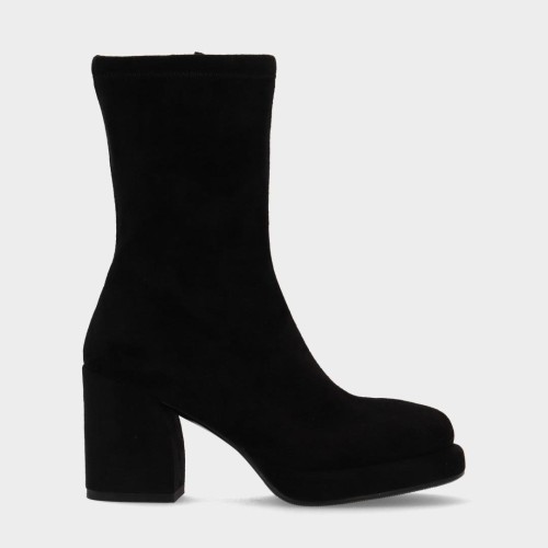 Lil Justina ante negro