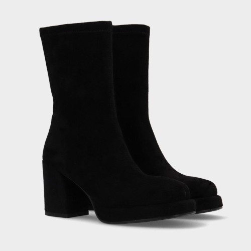 Lil Justina ante negro