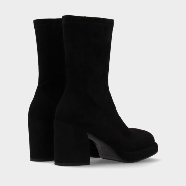 Lil Justina ante negro