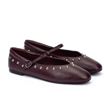 Mercedes burdeos con tachuelas