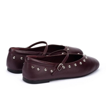 Mercedes burdeos con tachuelas