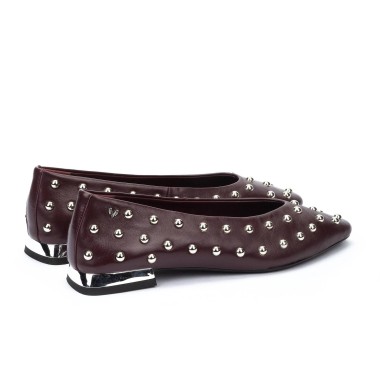 Bailarina burdeos con tachuelas
