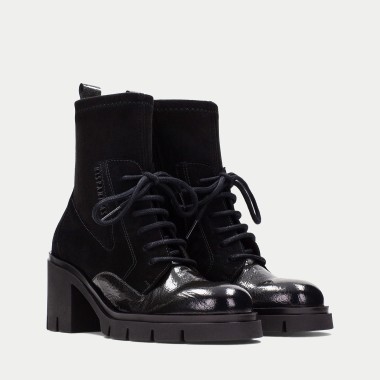 Botín de cordones negro