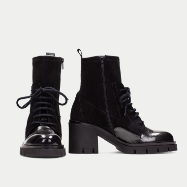 Botín de cordones negro