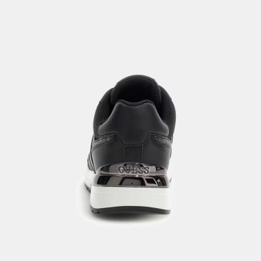 Deportivo de vestir en negro