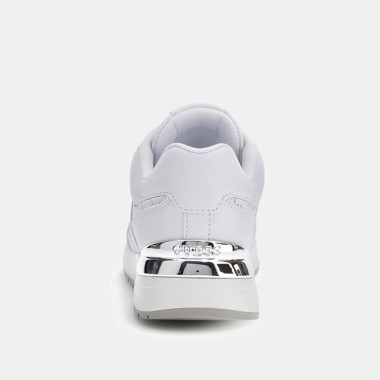 Deportivo de vestir en blanco