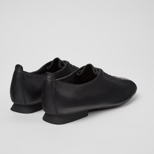 Bailarina con cordones