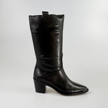 Bota negra de tacón medio