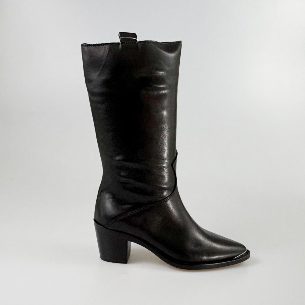 Bota negra de tacón medio