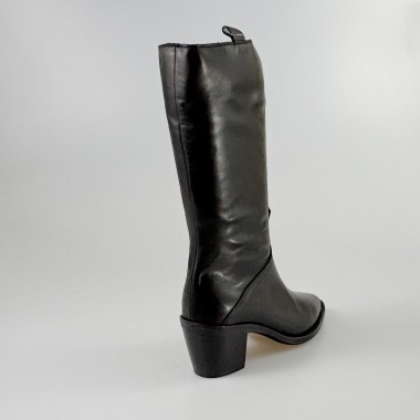 Bota negra de tacón medio