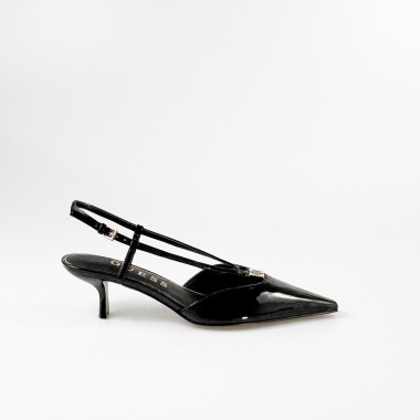 Salón destalonado Desie en negro