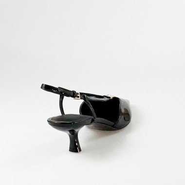 Salón destalonado Desie en negro