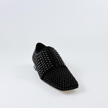 Zapato con tachas negras