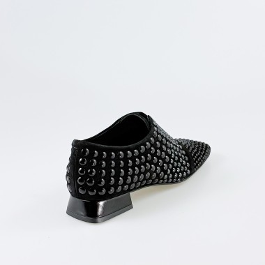 Zapato con tachas negras