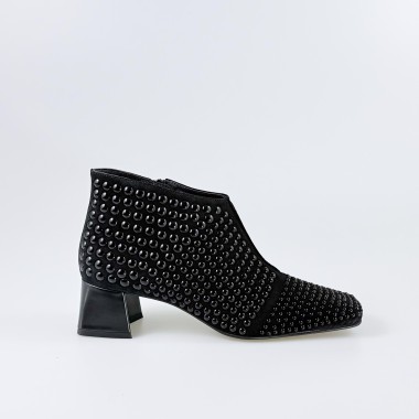 Botín tachas en negro