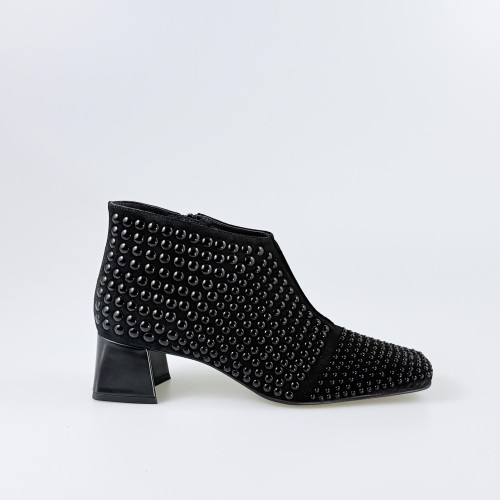 Botín tachas en negro