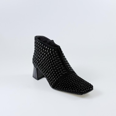 Botín tachas en negro