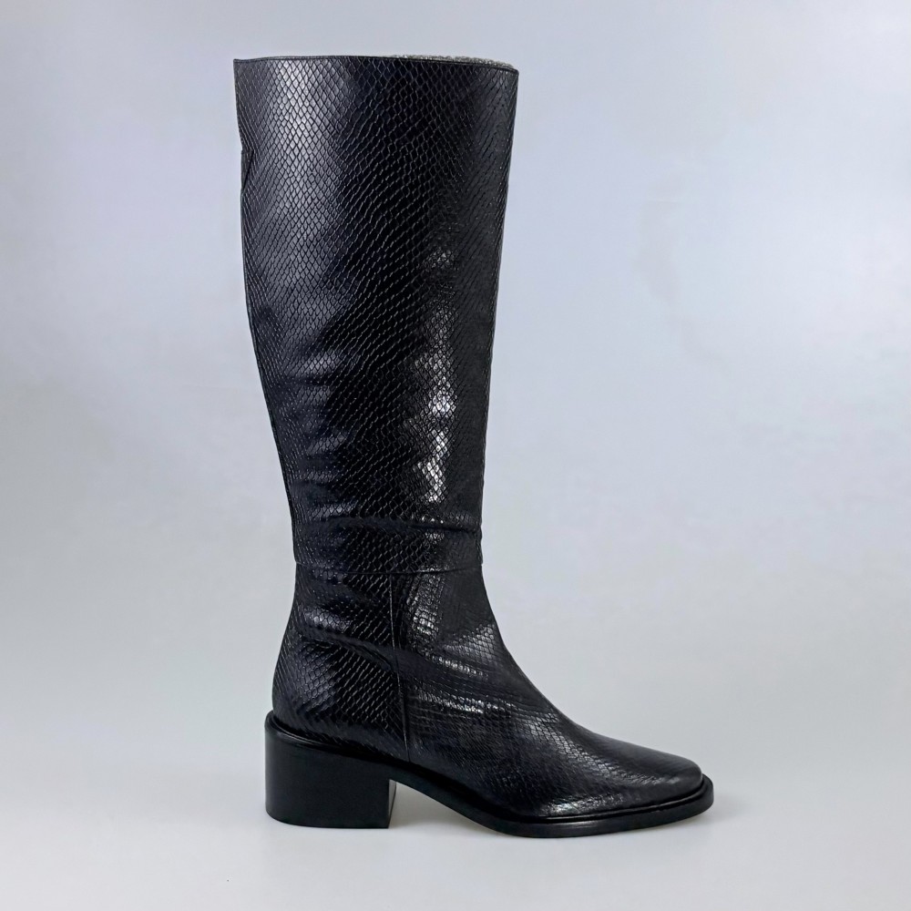 Bota en serpiente azul