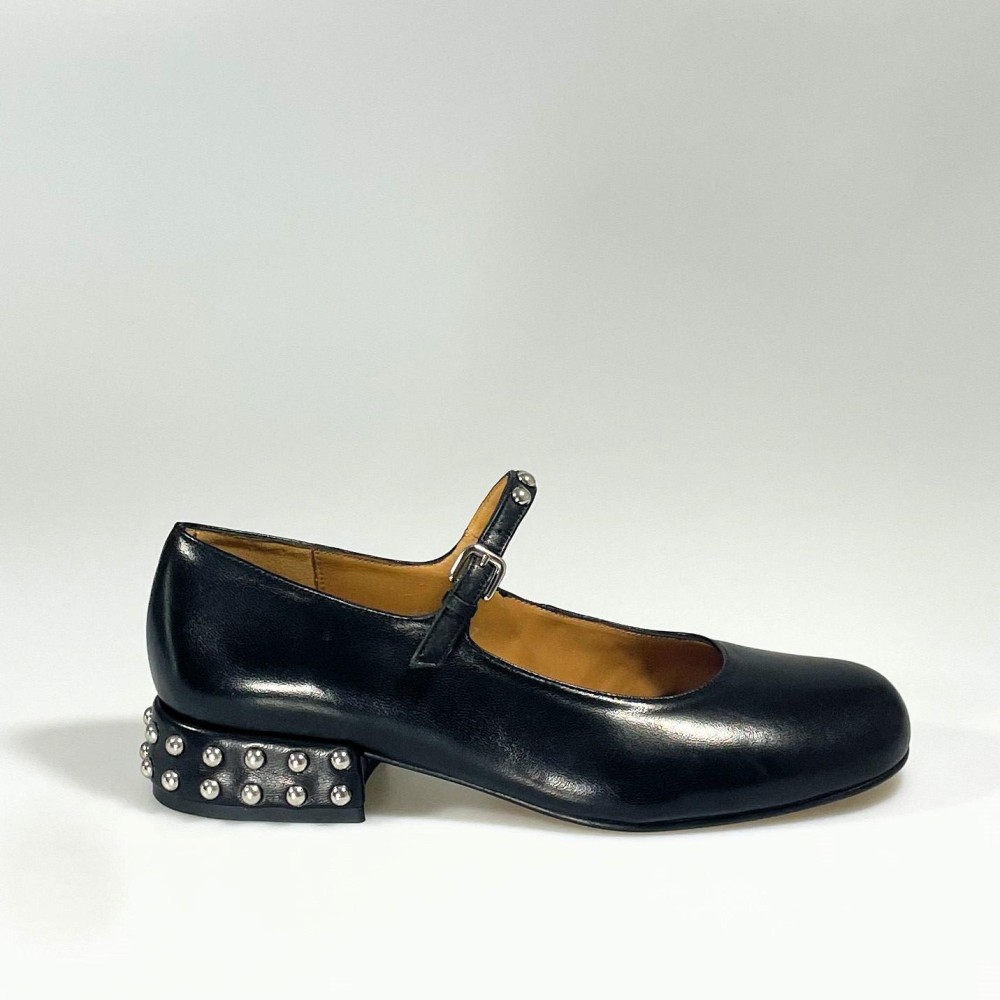 Mercedes negro con tachas Kimi